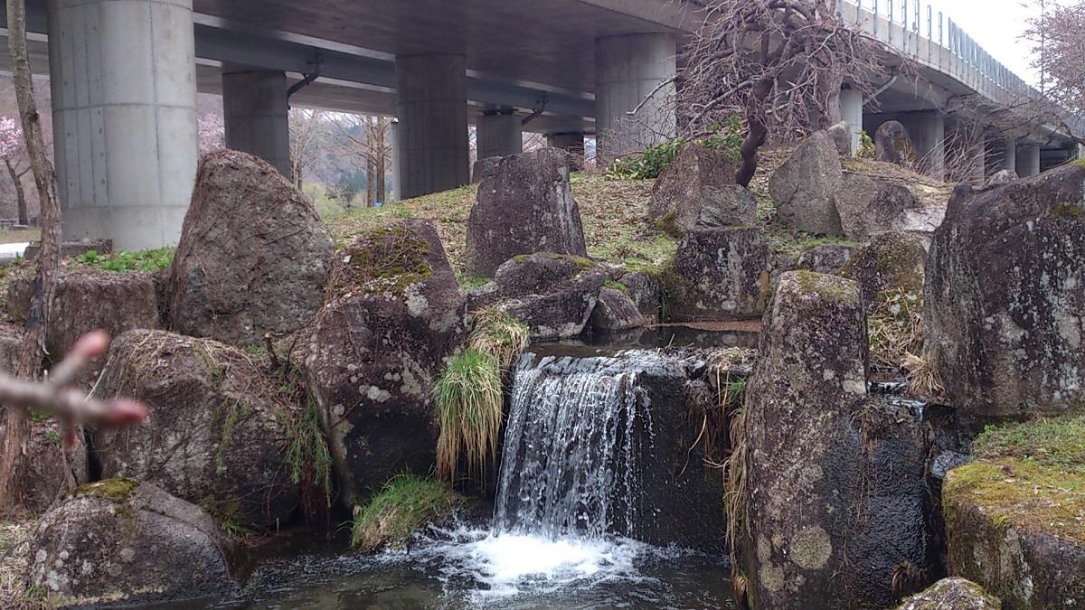 2022年4月18日湯沢中央公園内は滝もある