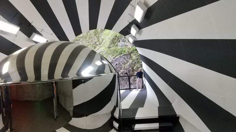 謎の物体が真ん中に・・・-清津峡トンネル・第二展望台（見晴台）の表示