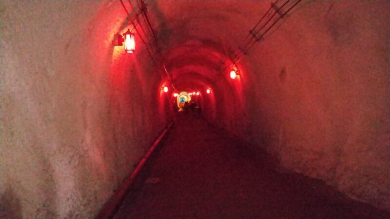 清津峡トンネル第一見晴らし台までは赤の照明